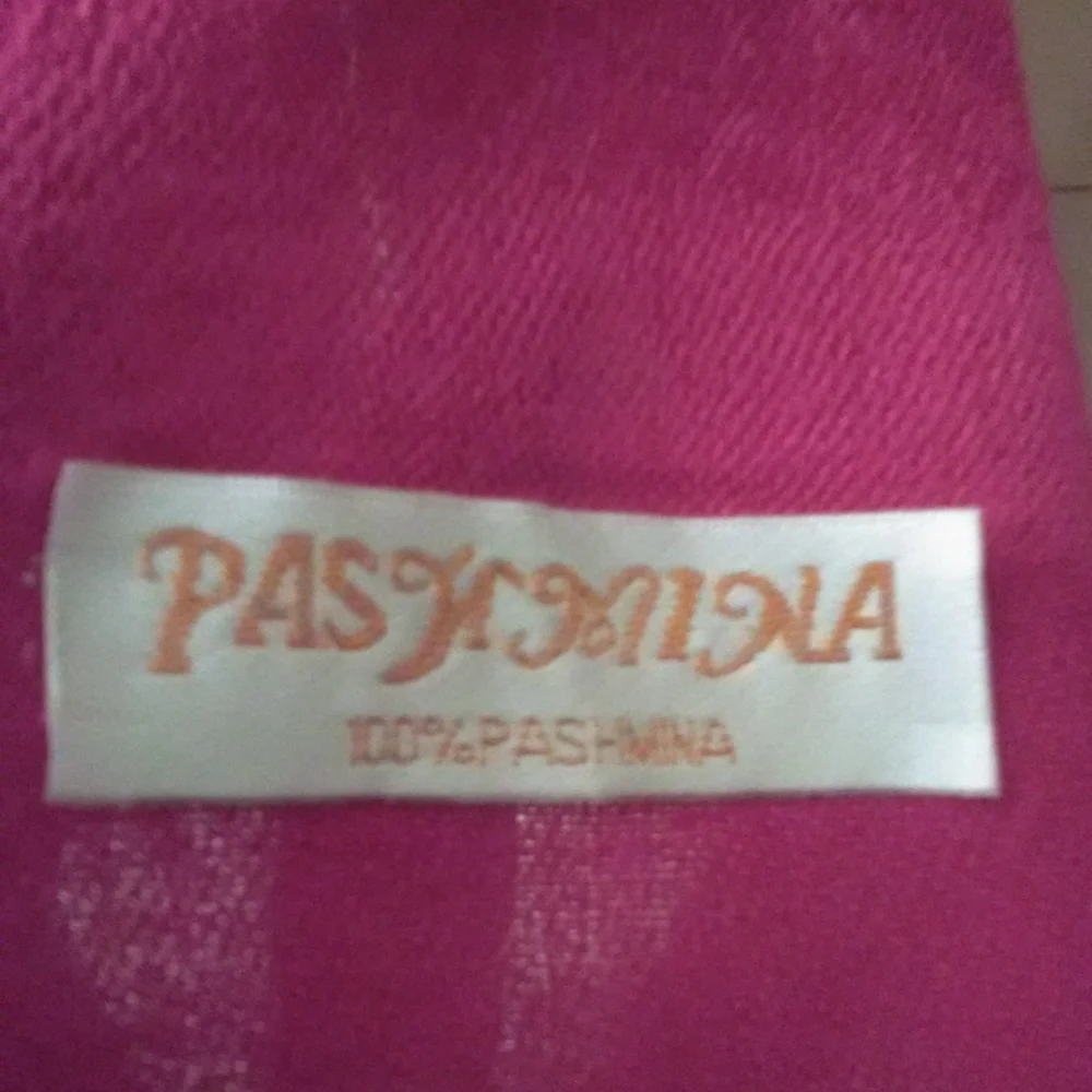 LIKE NEW 100% PASHMINA WRAP BY "PASHMINA" VIBRANT PINK W/ TASSELS RARE MATERIAL - Picture 4 of 8